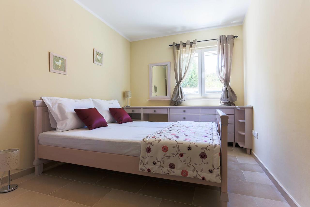 Villa Elena Sevid Luaran gambar